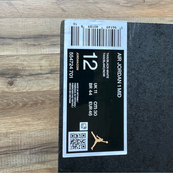 2022 AirJordan 1 Mids Reverse  BLKWhite Sneakers 554724-701 yellow - Picture 13 of 13